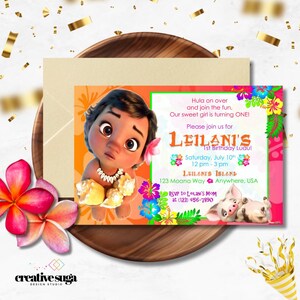 Peut inclure: Une invitation color&eacute;e pour un luau de 1er anniversaire avec une image de dessin anim&eacute; de Moana du film Disney Moana. L'invitation comprend le texte "Leilani's 1st Birthday Luau!" et des d&eacute;tails sur l'&eacute;v&eacute;nement, y compris la date, l'heure et le lieu. Les informations de RSVP sont &eacute;galement incluses.