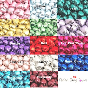 Può includere: Assortimento di cuori di cioccolato avvolti in foglio di alluminio di vari colori, tra cui rosa, blu, verde acqua, oro, verde, lilla, viola, rosso, rosa acceso, oro rosa, argento, blu reale, turchese e bordeaux. L'immagine include il testo "Perfect Party Tobles".
