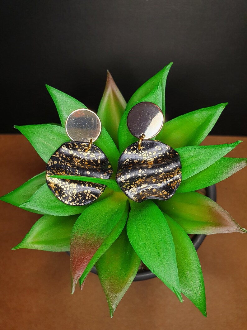 Handmade polymer clay earrings black gold pleated cirkle