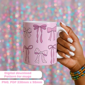 Op de afbeelding: Een roze mok met een patroon van roze strikken. De mok wordt vastgehouden door een hand met witte nagellak. De tekst "Digital download Pattern for mugs" en de afmetingen "238mm x 98mm" zijn zichtbaar.