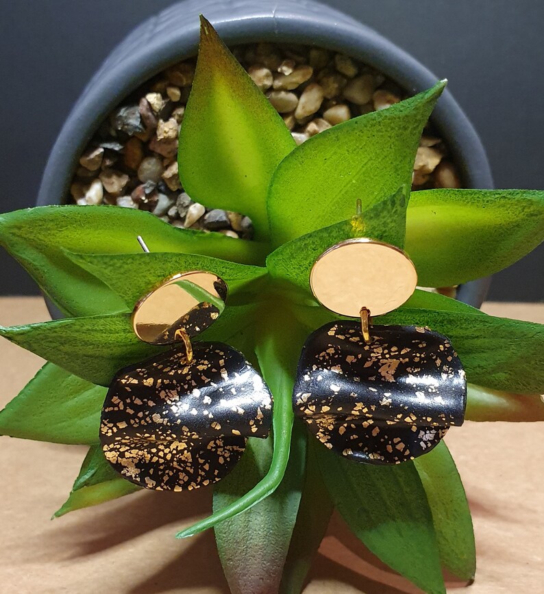 Handmade polymer clay earrings black gold pleated cirkle