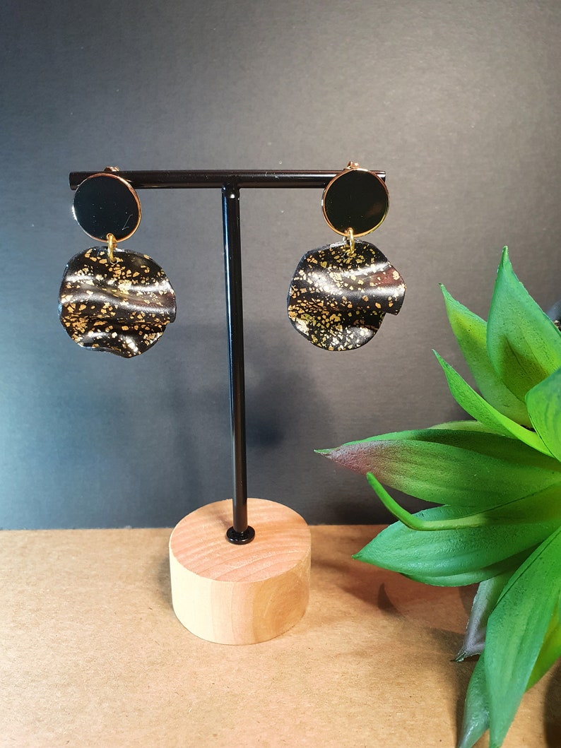 Handmade polymer clay earrings black gold pleated cirkle