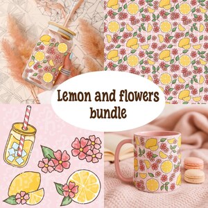 Op de afbeelding: Een bundel producten met citroen- en bloementhema. Bevat een glazen beker, een mok met patroon en een naadloos patroonontwerp. De producten hebben gele citroenen en roze bloemen op een lichtroze achtergrond. De tekst "Lemon and flowers bundle" is ook aanwezig.