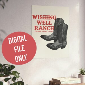 Puede incluir: Un póster de estilo vintage con el texto "Wishing Well Ranch" en letras rojas. El texto "Chestnut Springs, Canada" está en letras negras más pequeñas debajo. Dos botas de vaquero negras se muestran debajo del texto.