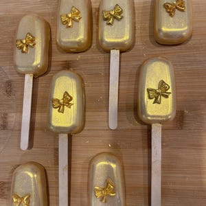 8 Goldene Schleifen am Stiel