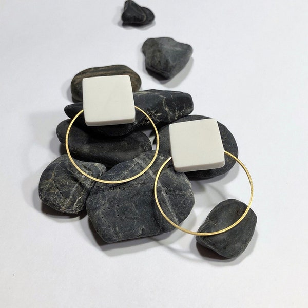 Pendientes blancos y negros con latón dorado, Pendientes geométricos, Diseño minimalista