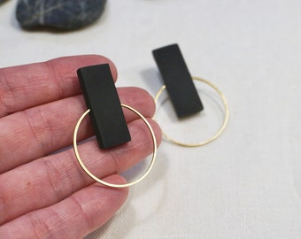 Zwarte oorbellen met goud messing, geometrische oorbellen, minimalistisch en origineel design