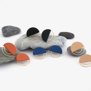 Circular and geometric earrings, modern and unique jewelry. Handmade from polymer clay and gold-plated brass, available in 8 colors