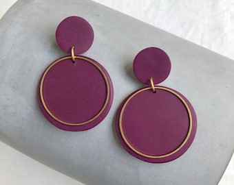 Circular dangle earrings in polymer clay and golden brass, Modern and minimalist style