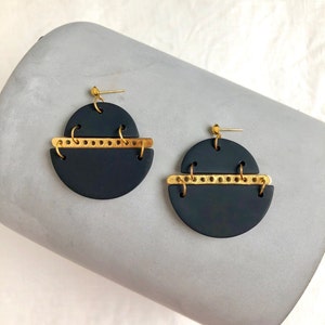 Black and gold circular earrings, Polymer clay and brass boho chic earrings, Exclusive and original earrings image 1