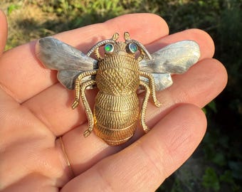 Broche de plata de ley con ojos de ópalo y abeja de Courtney Peterson