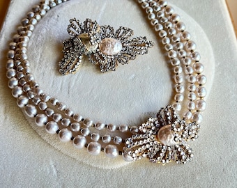 Conjunto de collar y broche con incrustaciones de perlas barrocas y diamantes de imitación de Miriam Haskell