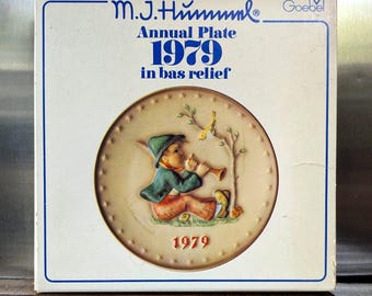 New in Box: 1979 M.J. Hummel 9th Annual Plate "Singing Lessons" – Goebel Germany