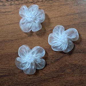 10 hermosas flores de organza blanca de 3,5 cm de diámetro con un gran centro de cuentas perladas