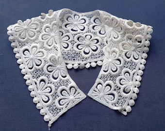 Beautiful lace guipure collar flower design in ivory - vintage style