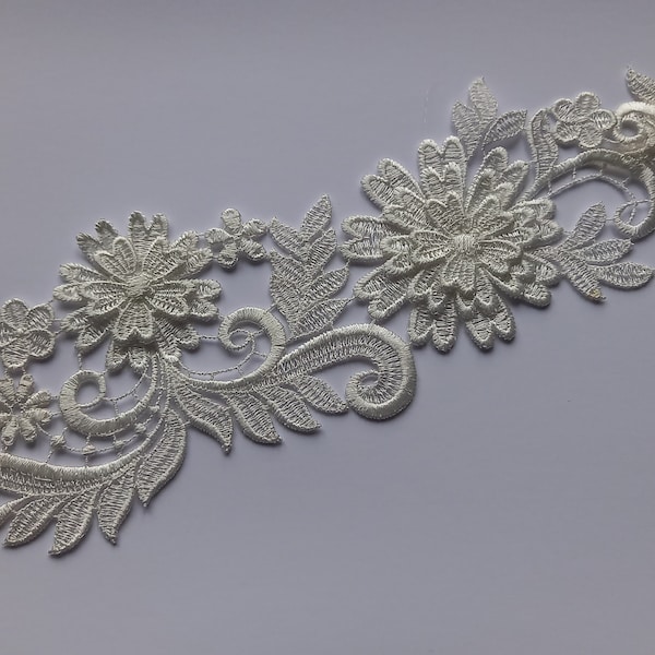 25cm by 7cm Beautiful off white / pale ivory 3d flowers guipure / venise APPLIQUE IN WHITE ref AP27