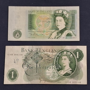 Peut inclure: Deux billets de banque vintage d'une livre sterling de la Banque d'Angleterre. Le billet du haut montre la reine Elizabeth II, le texte Bank of England et le numéro de série CW75 100997. Le billet du bas présente la reine dans un ovale et le texte One Pound.