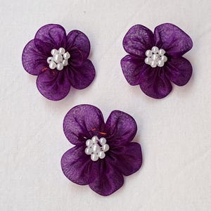 10 hermosas flores de organza morada de 3,5 cm de diámetro con un gran centro de cuentas perladas