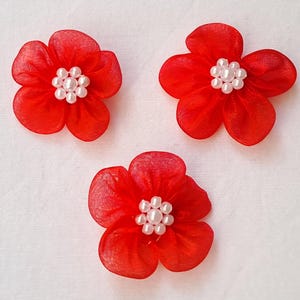 10 hermosas flores de organza roja de 3,5 cm de diámetro con un gran centro de cuentas perladas