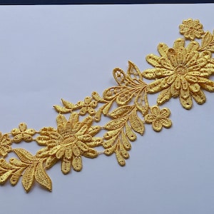 28cm by 7cm Beautiful gold / yellow 3d flowers guipure / venise APPLIQUE IN GOLD ref AP25