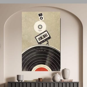 Puede incluir: Una impresión artística de temática retro con un disco de vinilo, una cinta de cassette, un CD y un reproductor de MP3. El disco de vinilo en blanco y negro tiene un centro rojo. La impresión tiene un fondo beige y se ven las palabras "VINYL RECORDS 1967".