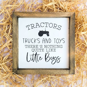 Puede incluir: Un letrero de madera enmarcado con el texto "TRACTORES CAMIONES Y JUGUETES NO HAY NADA COMO LOS NI&Ntilde;OS PEQUE&Ntilde;OS" en letras negras. Una silueta de un tractor est&aacute; encima del texto. El letrero est&aacute; rodeado de paja.