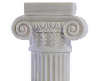 Columna de orden jónico, pedestal, capitel, base para pequeñas estatuas, escultura griega y romana de mármol.