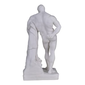 Op de afbeelding: Wit marmeren beeld van een naakte mannelijke figuur die staat met &eacute;&eacute;n hand op een rots en de andere achter zijn rug.