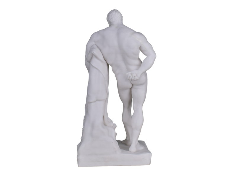 Op de afbeelding: Wit marmeren beeld van een naakte mannelijke figuur die staat met &eacute;&eacute;n hand op een rots en de andere achter zijn rug.