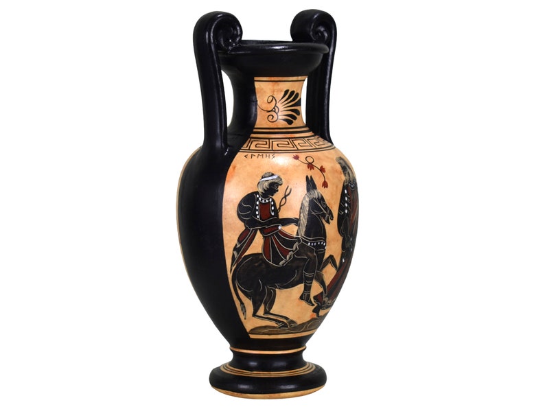 Puede incluir: Jarr&oacute;n de cer&aacute;mica de estilo griego negro y rojo con dos asas y una escena pintada en blanco y negro de un jinete a caballo. El jarr&oacute;n tiene una base negra y un cuerpo de color crema con detalles pintados en negro y rojo.