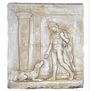 Puede incluir: Un relieve de yeso blanco de un hombre con un perro. El hombre está desnudo y lleva una capa. Está de pie frente a una columna. El perro está sentado en el suelo. La escultura es de estilo clásico.