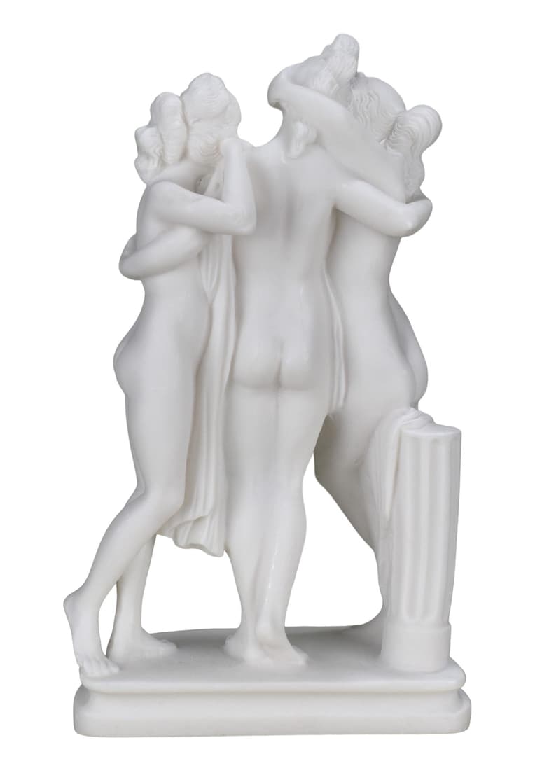 Puede incluir: Escultura de m&aacute;rmol blanco que representa tres figuras abraz&aacute;ndose. Las figuras desnudas tienen cabello suelto y telas drapeadas. La escultura est&aacute; montada sobre una base rectangular e incluye una columna cl&aacute;sica.