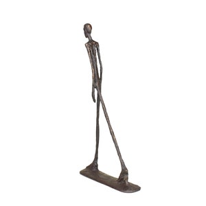 Statue d'homme qui marche par Giacometti, réplique en bronze véritable, figurine d'art de collection vintage, décoration d'intérieur image 3