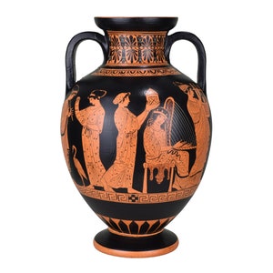 Può includere: Un vaso greco a forma di anfora nero e arancione con due manici. Il vaso presenta illustrazioni dettagliate di figure in abiti classici, con un motivo a bordo geometrico. Il vaso è un pezzo decorativo.