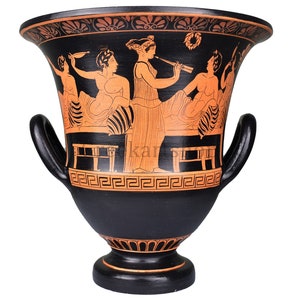 Puede incluir: Jarrón griego negro y naranja con dos asas y un diseño decorativo de figuras tocando música. El jarrón está decorado con un fondo negro y figuras naranjas.