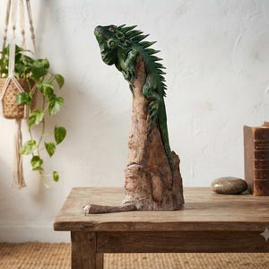 Handskuren träleguanskulptur, stor 56 cm reptilkonst i trä, tropisk djurfigur, unik naturinredning, miljövänlig present