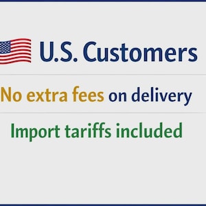Pode incluir: Um gr&aacute;fico informativo branco com um pequeno &iacute;cone da bandeira americana ao lado do texto azul escuro U.S. Customers. Abaixo, o texto No extra fees on delivery aparece em dourado e azul escuro, seguido por Import tariffs included em verde.