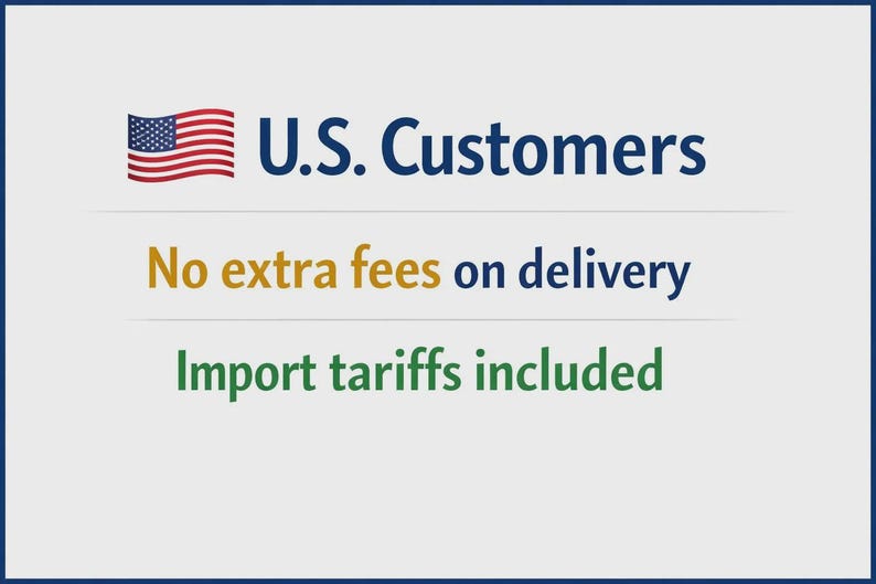 Pode incluir: Um gr&aacute;fico informativo branco com um pequeno &iacute;cone da bandeira americana ao lado do texto azul escuro U.S. Customers. Abaixo, o texto No extra fees on delivery aparece em dourado e azul escuro, seguido por Import tariffs included em verde.