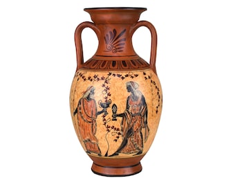 Pode incluir: Um vaso ânfora de cerâmica na cor terracota com duas alças e um pescoço largo. O corpo é decorado com figuras pintadas em preto e laranja de duas pessoas segurando cálices, cercadas por motivos de videiras e padrões geométricos na borda.