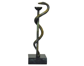 Escultura de bronce hecha a mano de la vara de Asclepio, símbolo de la medicina griega.