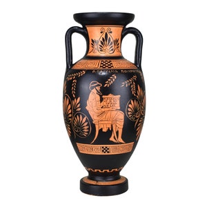 Peut inclure: Une amphore grecque noire et orange avec une peinture à figures noires d'un homme assis tenant un rouleau. L'amphore a deux anses et une base ronde. L'inscription sur l'amphore est "ΑΓΛΑΕΜΜΑ ΠΟΛΥΜΝΕΣΤΟΣ".