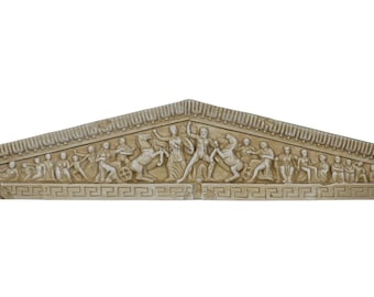 Op de afbeelding: Een beige, gebeeldhouwd, driehoekig fronton met een Grieks sleutelmotief en een reliëf van figuren in een processie.