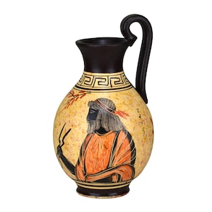 Könnte beinhalten: Ein schwarzer und orangefarbener Keramik Krug mit einem schwarzen Henkel und einem gemalten Bild einer Person, die einen Stab hält. Der Krug hat ein geometrisches Muster um die Oberseite.