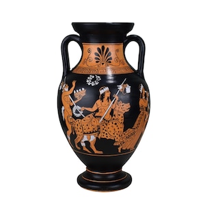 Può includere: Un vaso di ceramica ad anfora nero e arancione con due manici. Il vaso presenta un'illustrazione dettagliata di figure e animali in arancione su sfondo nero, con un bordo decorativo nella parte superiore.