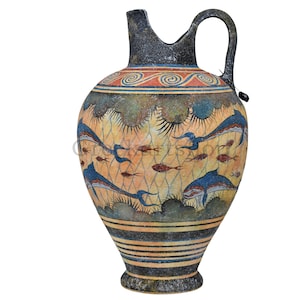 Peut inclure: Une amphore en céramique avec un motif noir, orange et bleu. L'amphore est décorée d'un motif de poissons et de dauphins nageant dans un filet.