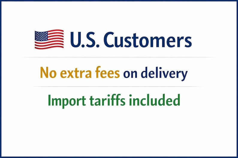 Op de afbeelding: Afbeelding met de tekst "U.S. Customers" en de Amerikaanse vlag. De tekst "No extra fees on delivery" is goudkleurig en "Import tariffs included" is groen. De afbeelding heeft een blauwe rand.