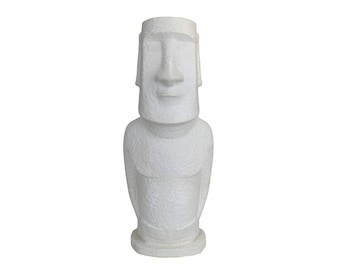 Könnte beinhalten: Weiße Keramikstatue einer Person mit einem großen Kopf und einem einfachen Design. Die Statue steht mit gekreuzten Armen vor dem Körper.