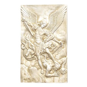 Op de afbeelding: Een wit gipsreliëf dat de aartsengel Michaël toont die een demon verslaat. De engel wordt afgebeeld met vleugels, een zwaard en een ketting, terwijl de demon wordt afgebeeld met hoorns en een staart.