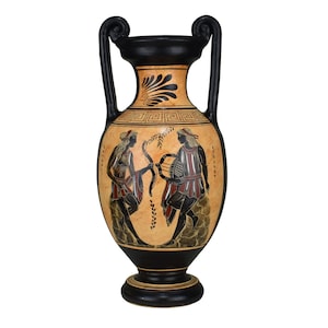 Puede incluir: Una ánfora de cerámica negra y naranja con dos asas y una base negra. La ánfora está decorada con una escena pintada en negro y rojo de dos figuras tocando música.