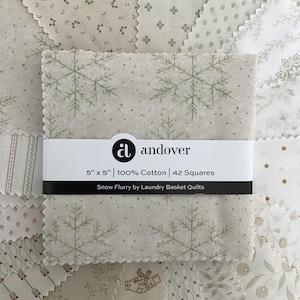 Peut inclure: Un ensemble de carrés de tissu de 12,7 cm x 12,7 cm, 100% coton, avec un motif de flocons de neige vert clair sur fond crème. L'étiquette indique "Snow Flurry by Laundry Basket Quilts".
